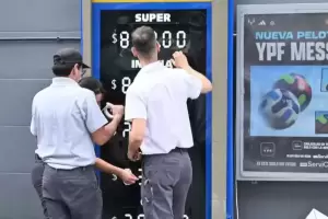 El Gobierno define la suba del impuesto a los combustibles