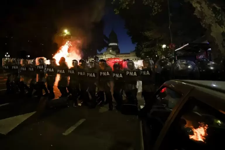 Gendarmería y manifestantes