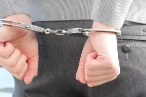 Ten�a tobillera electr�nica, golpe� a su padre y le destroz� la casa