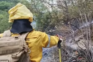 Bomberos combaten un incendio forestal en Huaycama