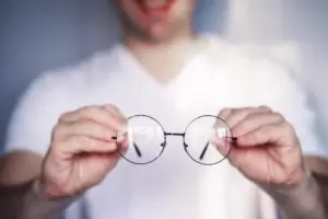 Elimina las rayas de los cristales de los lentes en simples pasos