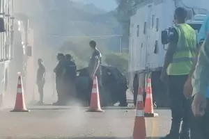 Trgico: Un auto choc con un camin y dos personas fallecieron en Beln