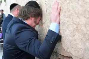 Javier Milei llor tras rezar en el Muro de los Lamentos