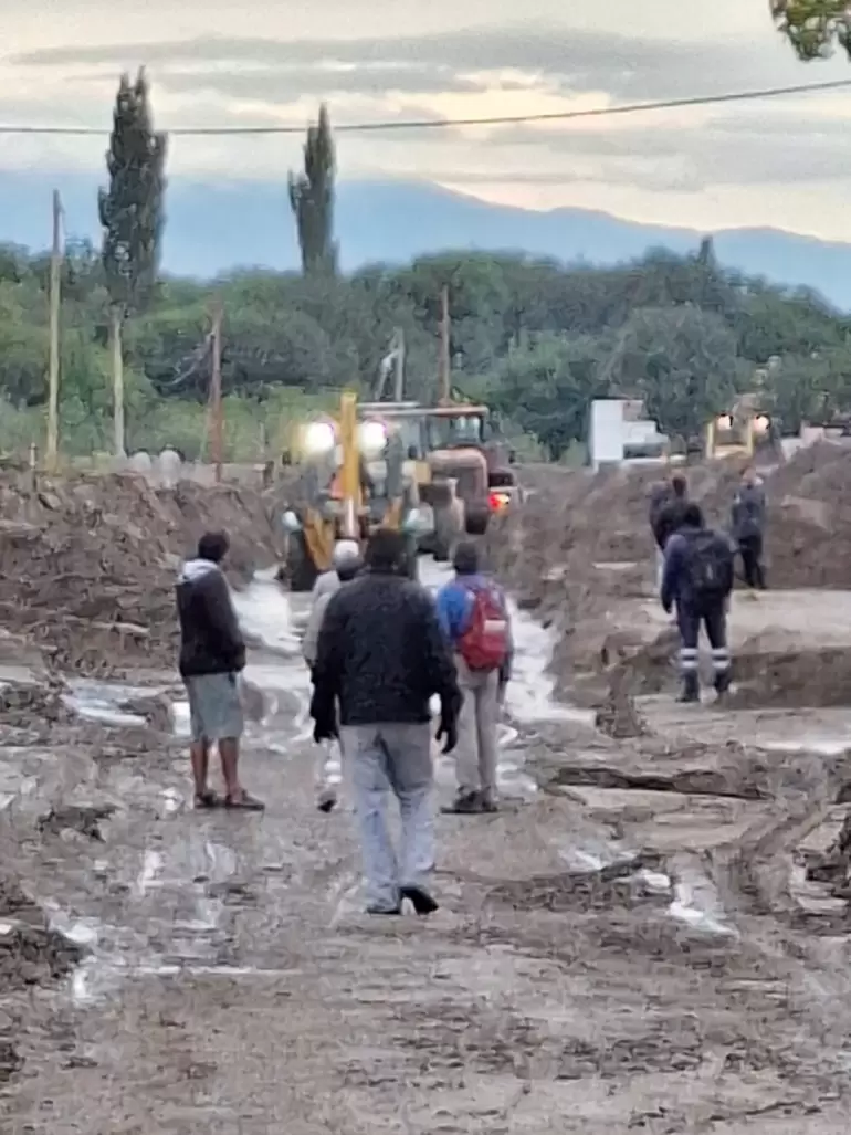 Intensos trabajos en las viviendas anegadas en Loro Huasi