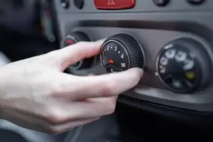 El truco que te ayuda a ahorrar nafta cuando usas el aire acondicionado del auto