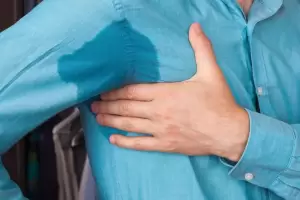 Tras las altas temperaturas; Cmo limpiar y sacar manchas de transpiracin en la ropa de color?