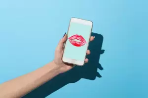 Cinco seales que hacen los infieles con su celular: identifica si tu pareja es uno de ellos