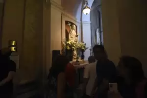 Vigilia: Una multitud pas por la tumba de Mama Antula, la primera santa argentina