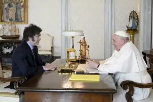 Javier Milei se reuni durante una hora con el papa Francisco y lo invit a la Argentina