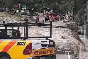 Crecida del Ro El Tala dej aislado al Camping Municipal y debieron rescatar a un grupo de personas