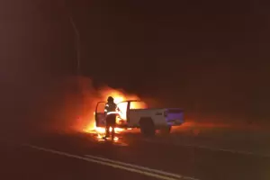 VIDEO: voraz incendio consumi por completo una camioneta en ruta 33