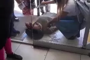 Un hombre adulto mayor se desmay esperando en la fila de Supercanal