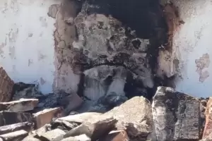 Conmocin: una tumba qued expuesta tras un incendio que se descontrol