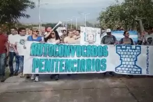 Personal policial vuelve a manifestarse y marcha a Casa de Gobierno