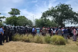 En medio del reclamo salarial, policas autoconvocados irrumpieron en Casa de Gobierno