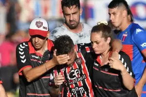Violencia en el ftbol: un hincha le tir un botellazo a un jugador de Chacarita y suspendieron el partido
