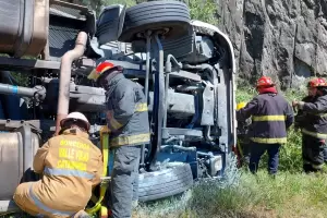 Siniestro vial fatal: Un hombre falleci tras el vuelco de un camin en la Cuesta del Totoral