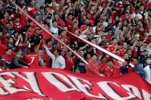 Los hinchas de Independiente desplegaron un tel�n al rev�s en el cl�sico ante Racing y el error se hizo viral