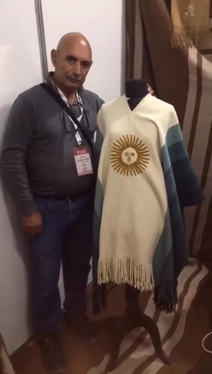 poncho belicho con el diseo de la Bandera Argentina