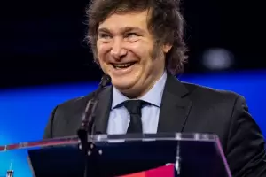 Milei cruz a Torres tras la amenaza de la suspensin de la produccin petrolera: "Es un pobre chico que no puede leer ni un contrato"