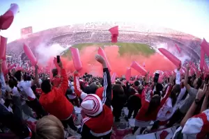 El impactante recibimiento que organizan los hinchas de River: las dos banderas que luciran