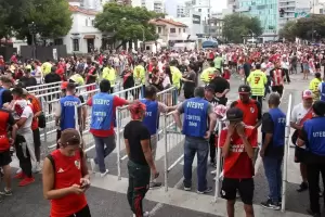 Tensin en la previa del Superclsico: Se registraron incidentes en el ingreso de los hinchas al estadio Monumental