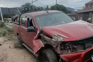 Conductor ebrio choc contra postes de luz y termin detenido