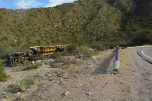 Interrumpen el trnsito en La Cbila, para la extraccin del camin siniestrado