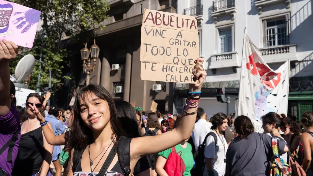 Miles de mujeres salen a la calle por el Día Internacional de la Mujer ...