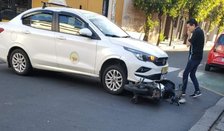 Taxista chocó una moto en la que iba una mujer y su hijo - La Unión Digital