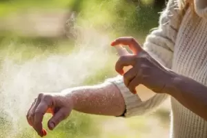 Ahuyenta moscas y mosquitos con este insecticida casero de solo 3 ingredientes