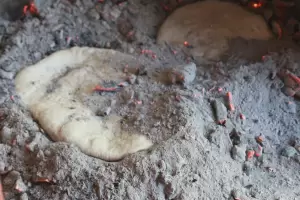 Paso a paso, cmo se hace la clsica tortilla al rescoldo rpido y fcil