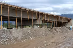 Lluvias y crecidas: en Santa Mara el ro se llev parte del encofrado del puente