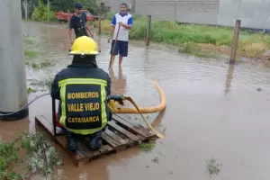 Por las lluvias, Bomberos voluntarios asisten a familias inundadas