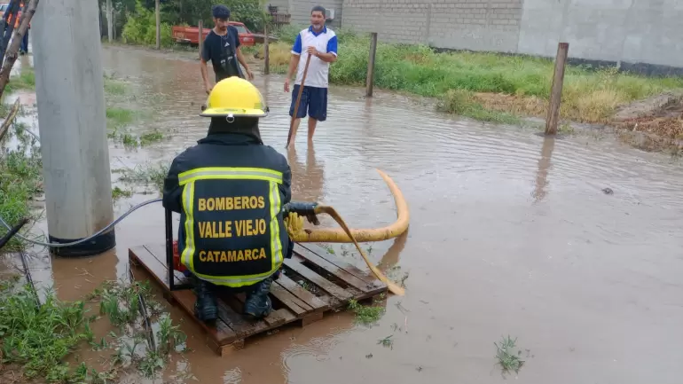 Bomberos voluntarios asisten a familias inundadas
