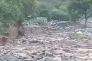 Evacuados y da�os en el interior: el R�o de Pom�n destruy� totalmente el Balneario Municipal