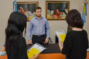 Dos jvenes recibieron su Acta de Nacimiento por primera vez para registrar su identidad