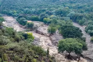 Creciente en Pomn: trabajadores lograron reparar dos bombas de agua