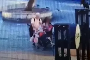 Una pareja abandon a una beb en una plaza; el momento qued captado por cmaras de seguridad