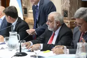 La comisin bicameral convoc a Caputo y a Posse para debatir el mega DNU