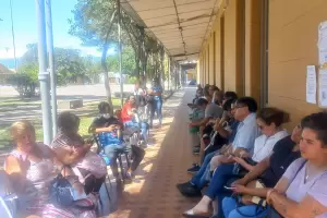 Malestar por la atencin en el nuevo lugar de Reconocimiento Mdico: "Nos tienen afuera en medio del sol y el viento"