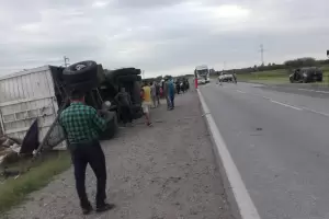 Volc un camin cargado de harina sobre Ruta Nacional N 157