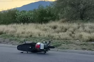 Una mujer y sus hijos sufrieron un violento siniestro vial en la Capital