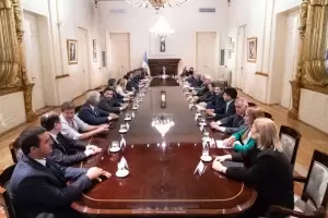 El gobierno recibir a los gobernadores para negociar la Ley mnibus, el DNU y el pacto fiscal
