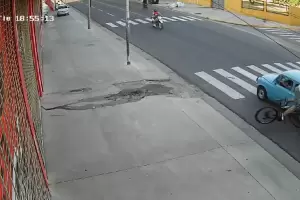 Impactante video: una automovilista se cruz de carril y atropell a un ciclista