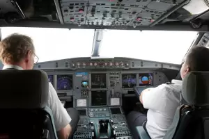 Inslito: Dos pilotos de avin se durmieron al mismo tiempo durante media hora cuando volaban