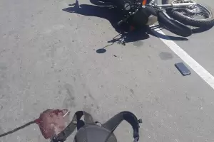 Termin inconsciente al caer de la moto que conduca con una sola mano aparentemente por "contestar" el celular