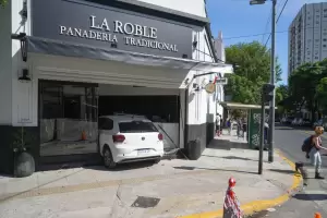Manejaba en estado de ebriedad, choc contra otro auto y termin incrustado en una panadera