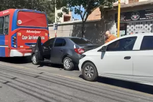 Colectivo protagoniz choque en cadena: un vehculo result con daos importantes