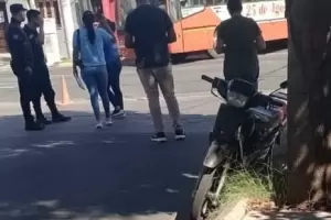 Imprudencia al volante: Un conductor embisti a una moto y se dio a la fuga